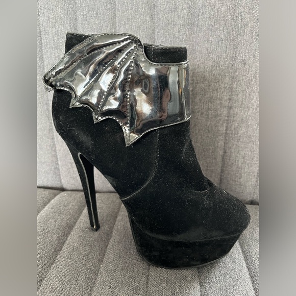 Iron Fist Bat Heels - Picture 1 of 1